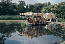 Imatgg d'un llac a berlin amb una autoconstrucció feta sobre l'aigua