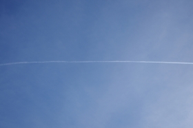 imatge d'un cel blau amb l'estela d'un avio que ha acabat de passar.
