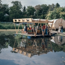 Imatge d'un llac a berlin amb una autoconstrucció feta sobre l'aigua